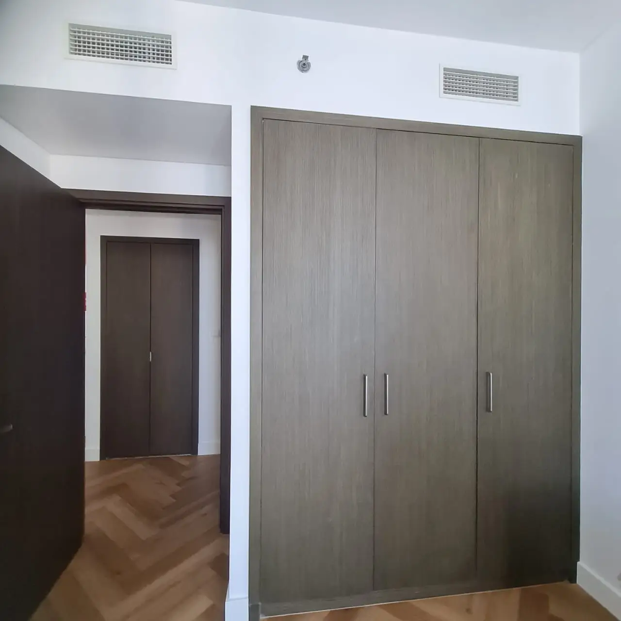 Avant — Porte de placard
