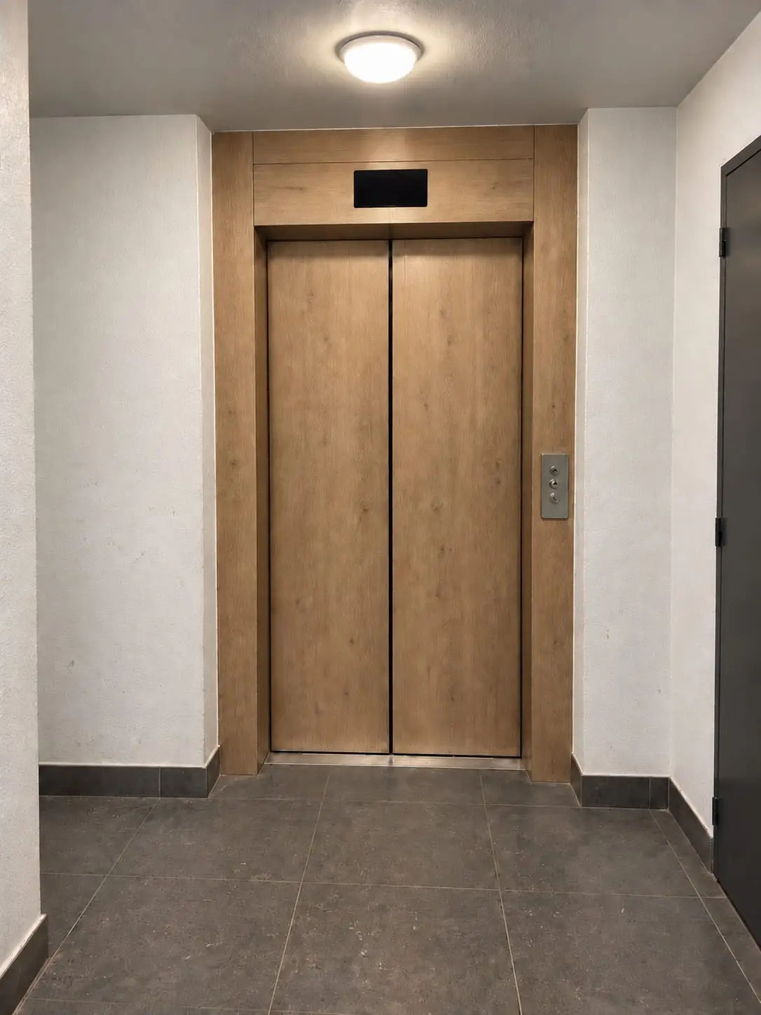 Après — Porte ascenseur
